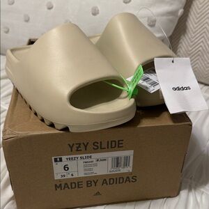 Adidas Yeezy Slide in Bone NEW WITH TAGS